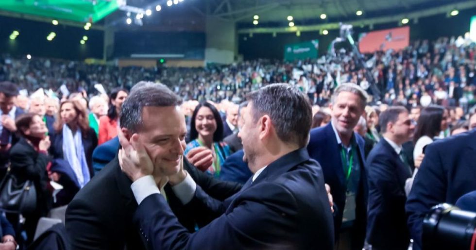Συνέδριο ΠΑΣΟΚ: Η αγκαλιά Ανδρουλάκη - Δούκα, ο Βενιζέλος, ο Παπανδρέου και ο Λαλιώτης [εικόνες - βίντεο]